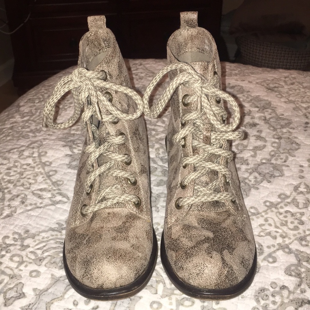 Womens “dirty laundry” boots.
